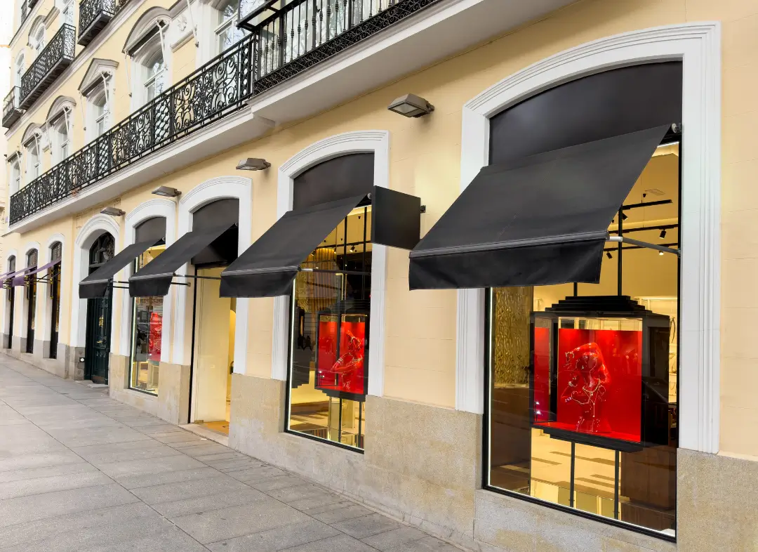 Façade vitrine de magasin en aluminium sur mesure à Balma